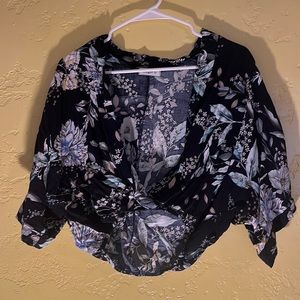 Ginger H knot crop floral top!! Soo cute!!